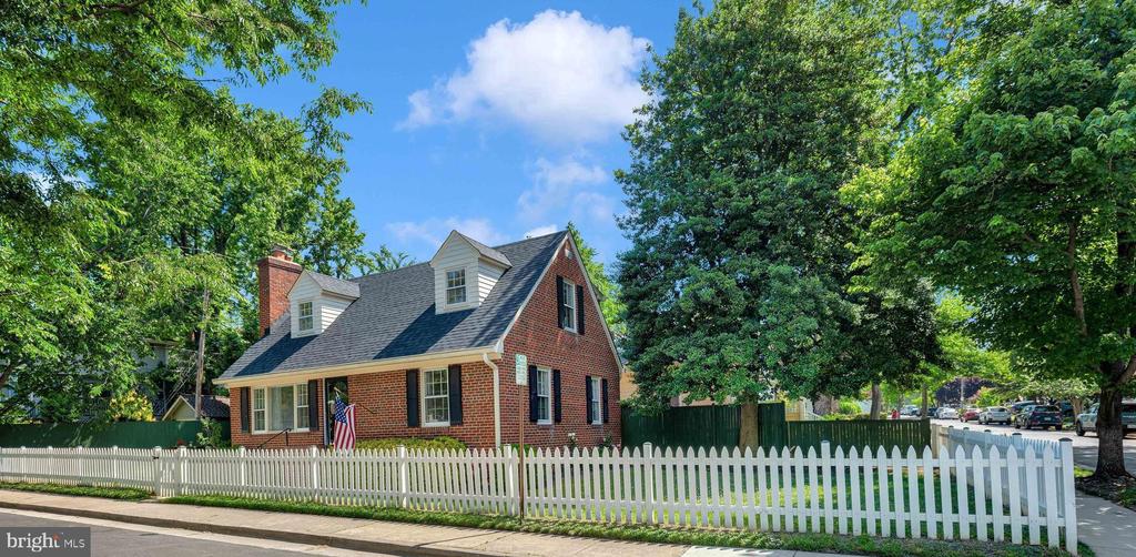 4 E WALNUT STREET
