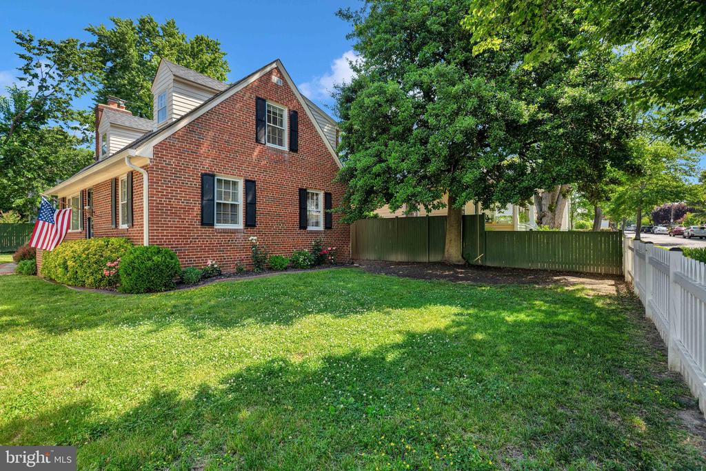 4 E WALNUT STREET