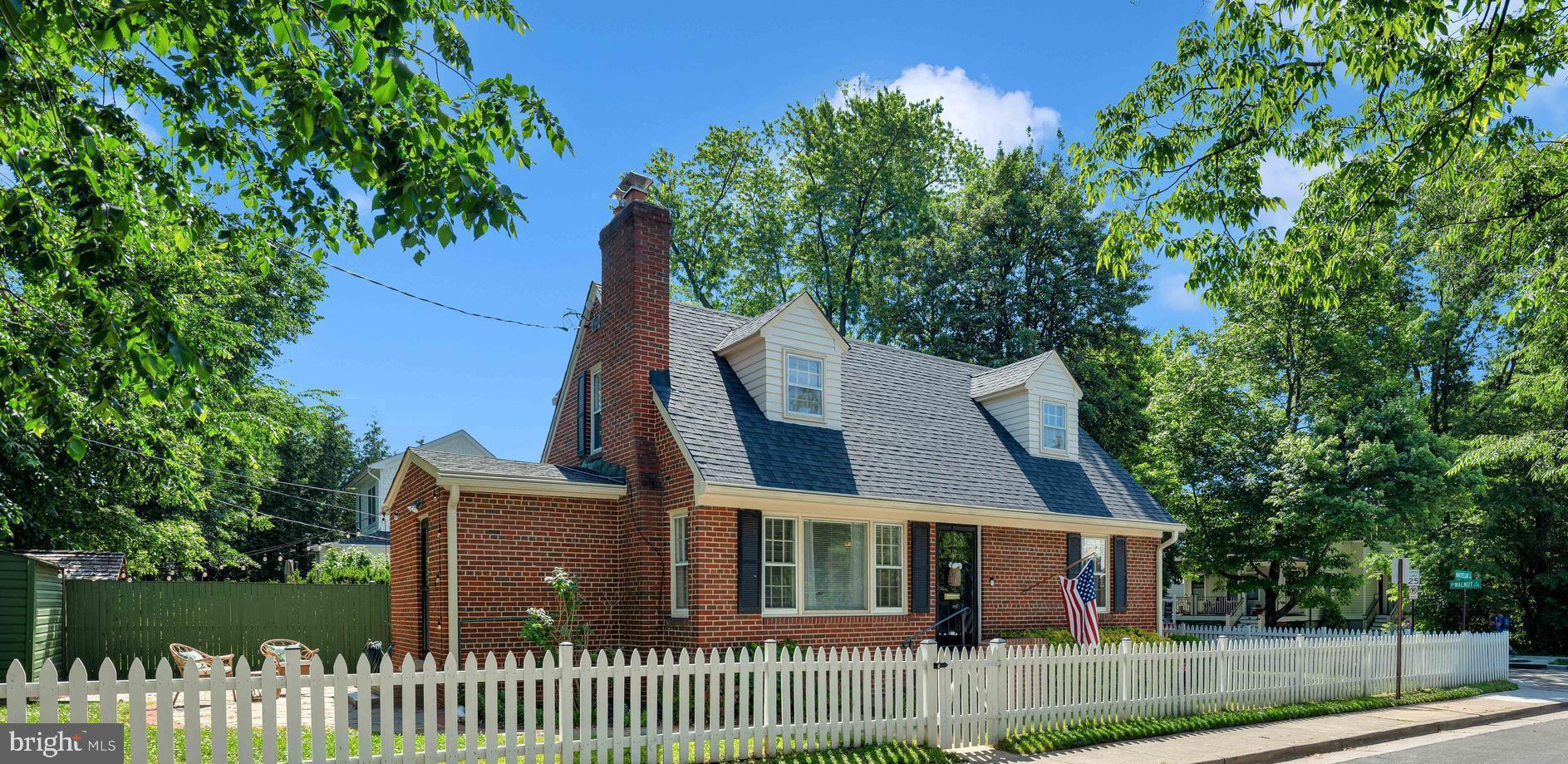 4 E WALNUT STREET
