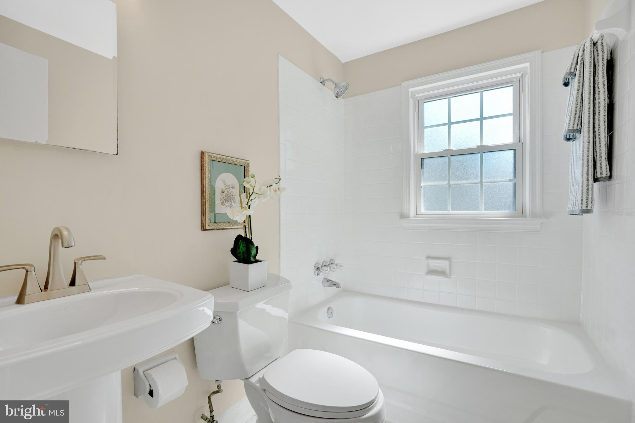 4 E WALNUT STREET