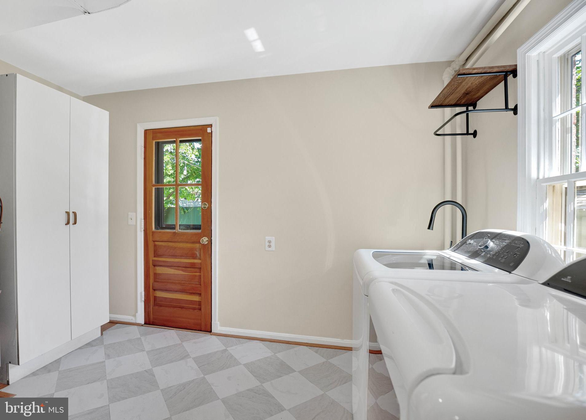 4 E WALNUT STREET