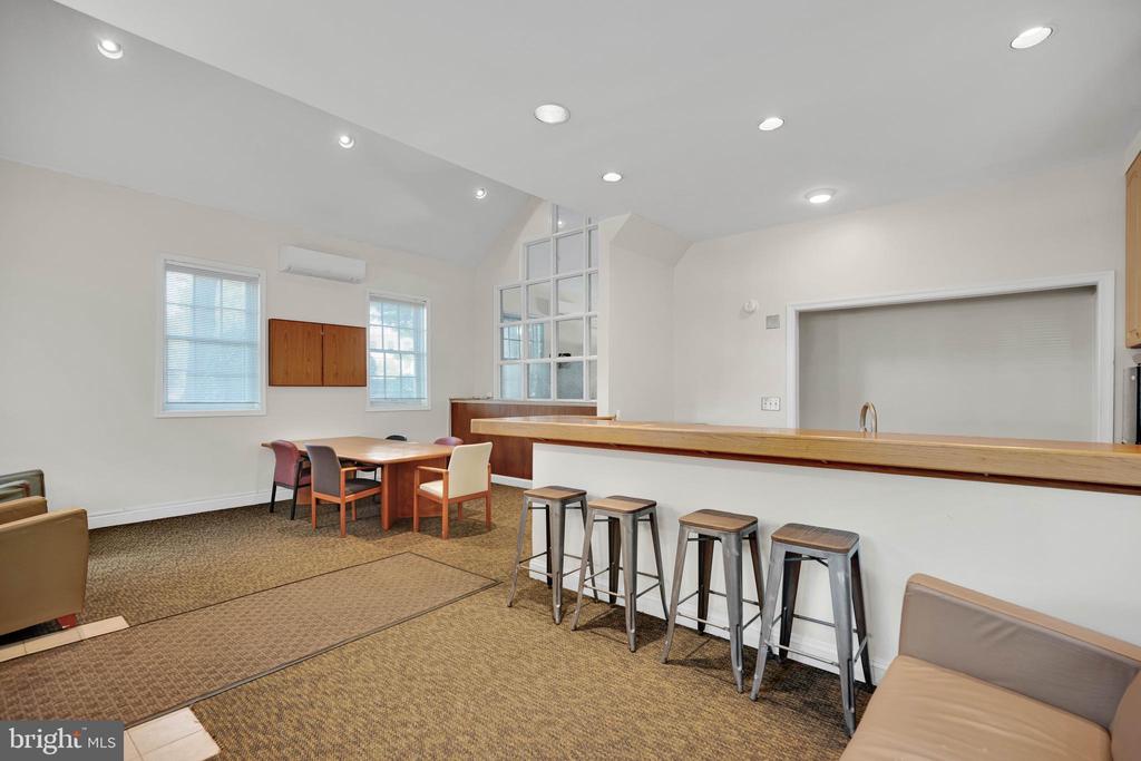 1700 W ABINGDON DRIVE Unit: 203