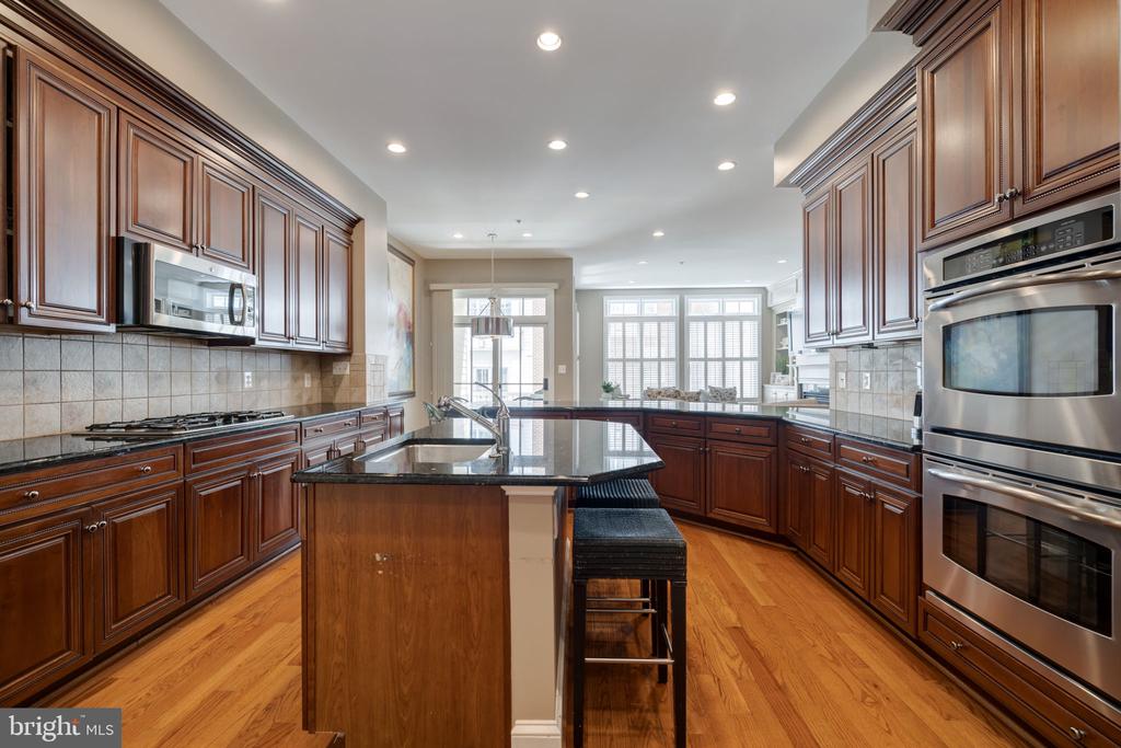 712 BRACEY LANE
