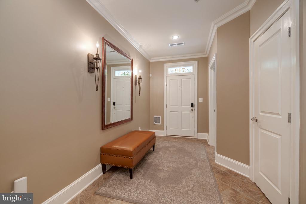 712 BRACEY LANE