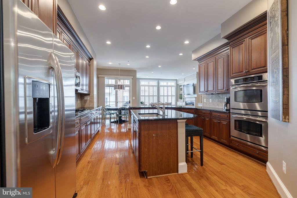712 BRACEY LANE
