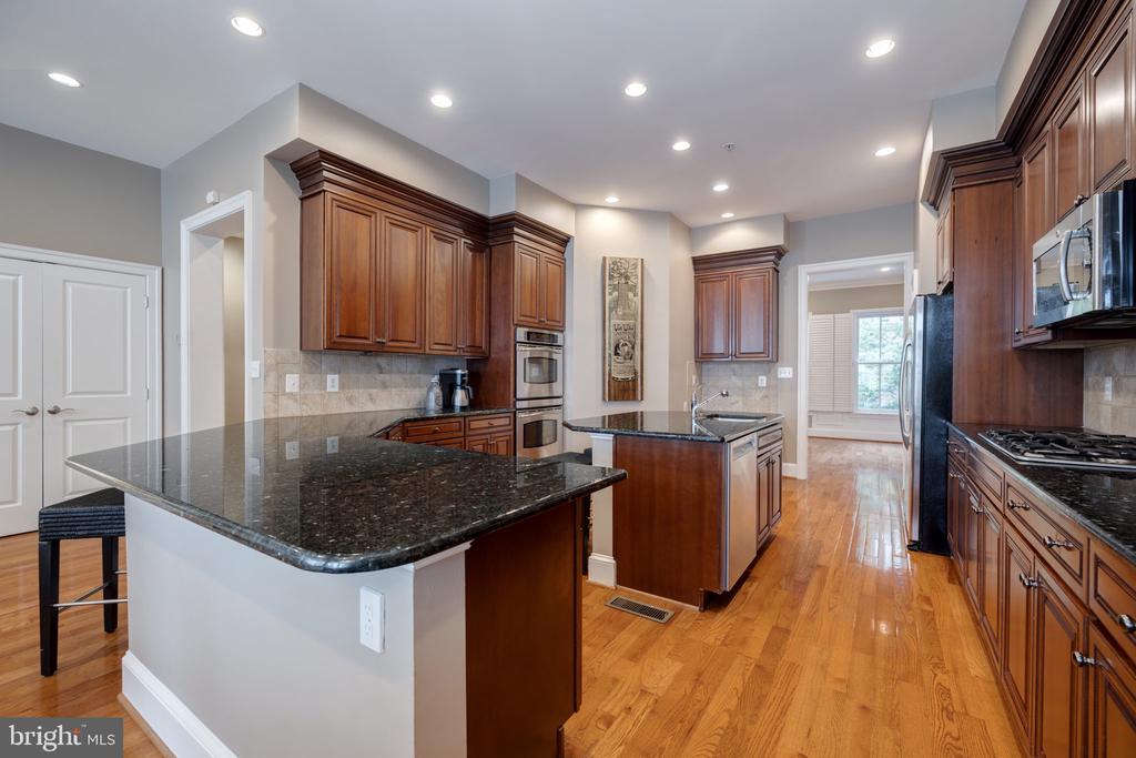 712 BRACEY LANE