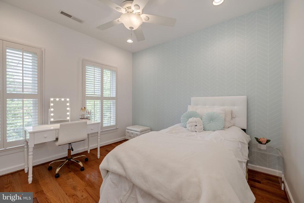 712 BRACEY LANE