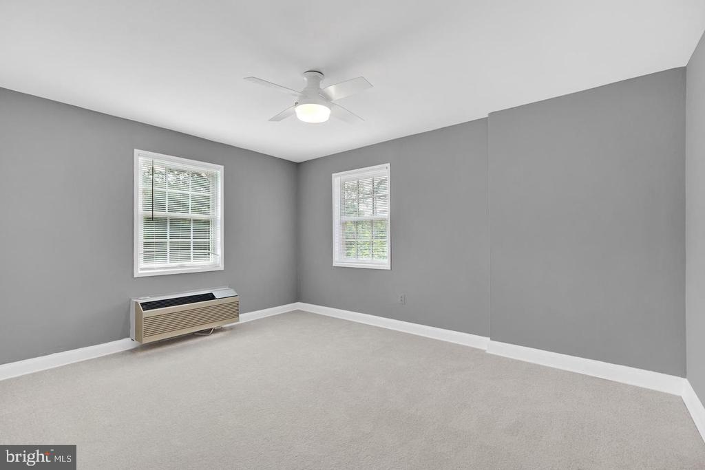 1700 W ABINGDON DRIVE Unit: 203