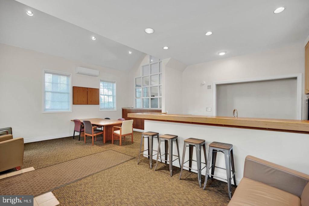 1700 W ABINGDON DRIVE Unit: 203