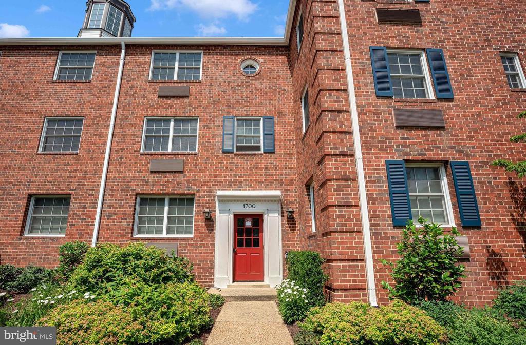 1700 W ABINGDON DRIVE Unit: 203
