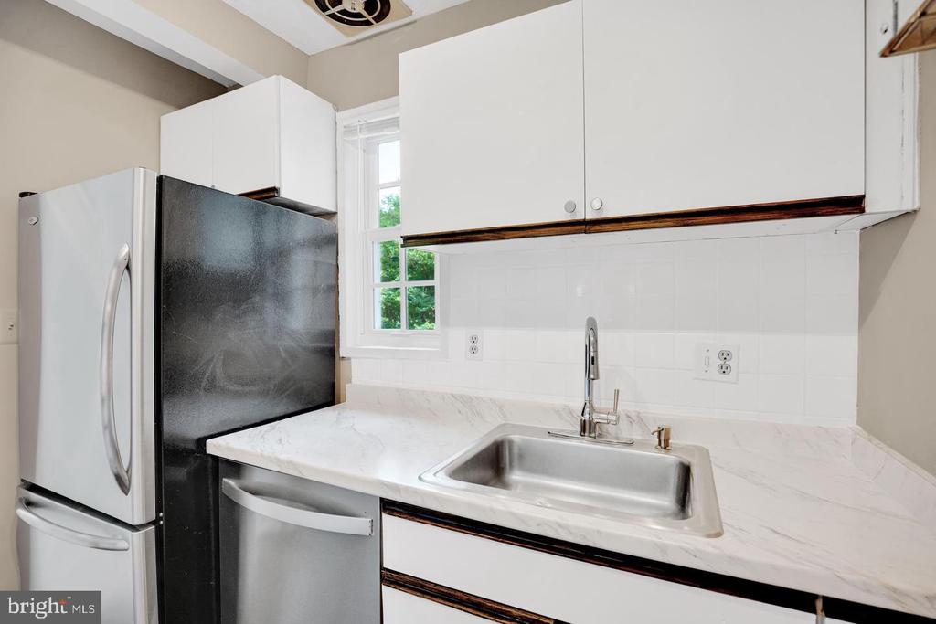 1700 W ABINGDON DRIVE Unit: 203