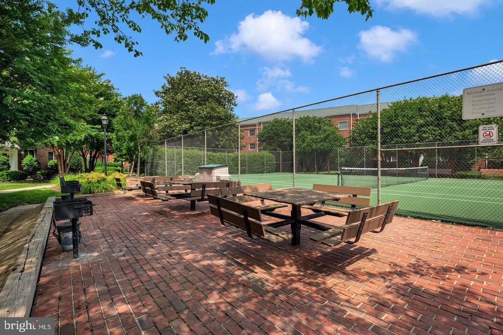 1700 W ABINGDON DRIVE Unit: 203