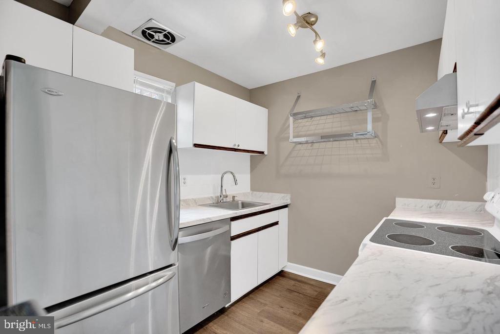 1700 W ABINGDON DRIVE Unit: 203