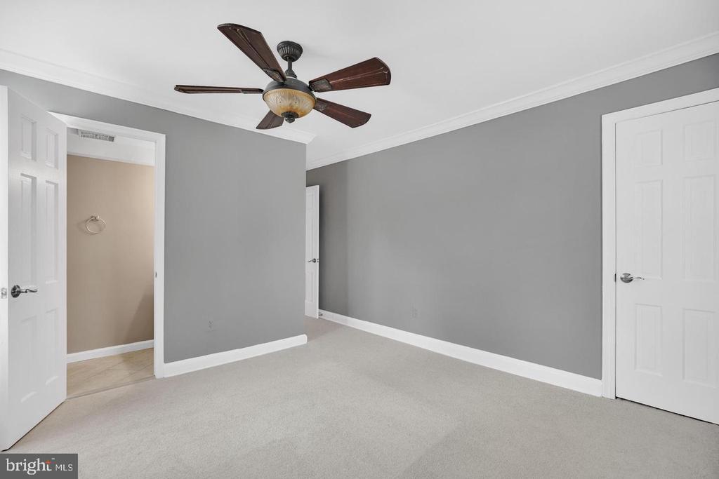 1700 W ABINGDON DRIVE Unit: 203