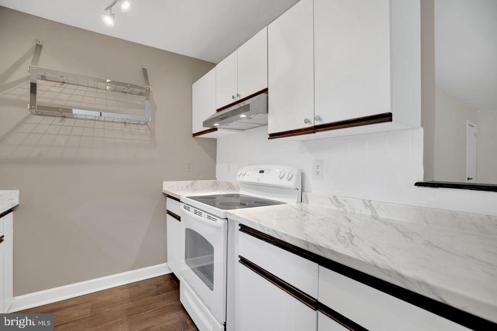 1700 W ABINGDON DRIVE Unit: 203