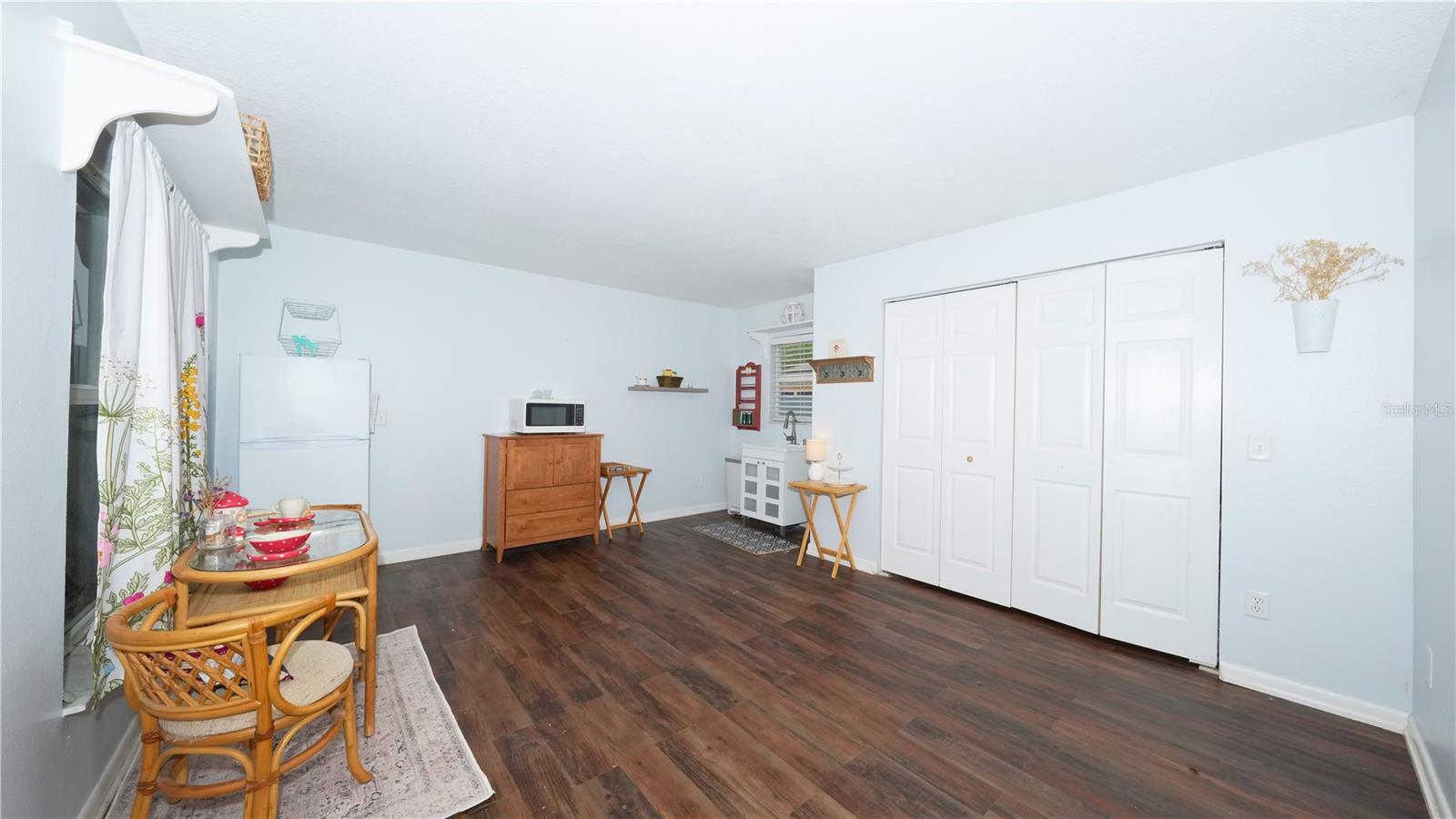 1100 E UNIVERSITY AVE