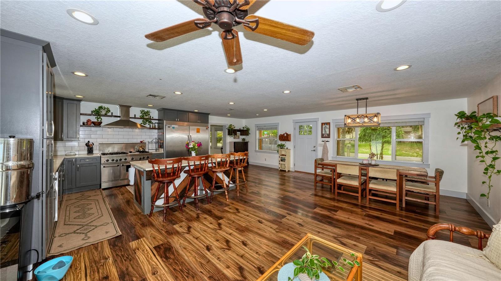 1100 E UNIVERSITY AVE