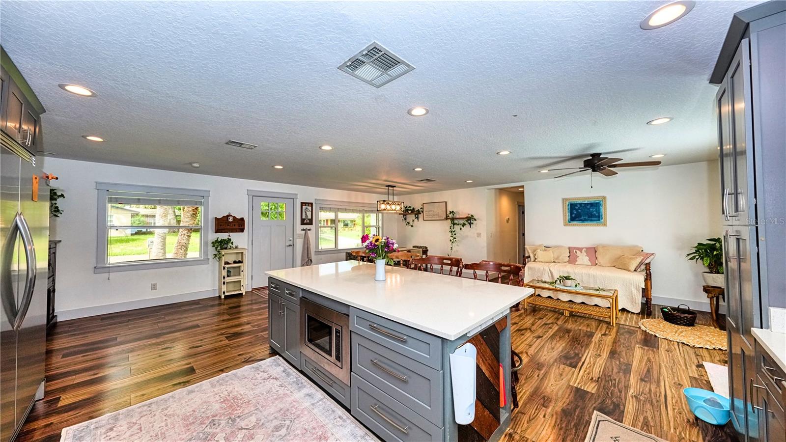 1100 E UNIVERSITY AVE