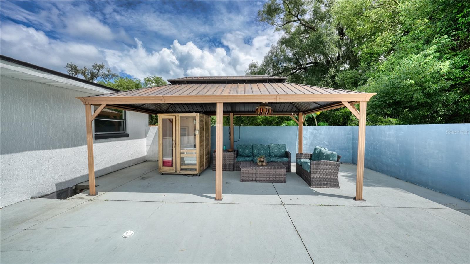 1100 E UNIVERSITY AVE