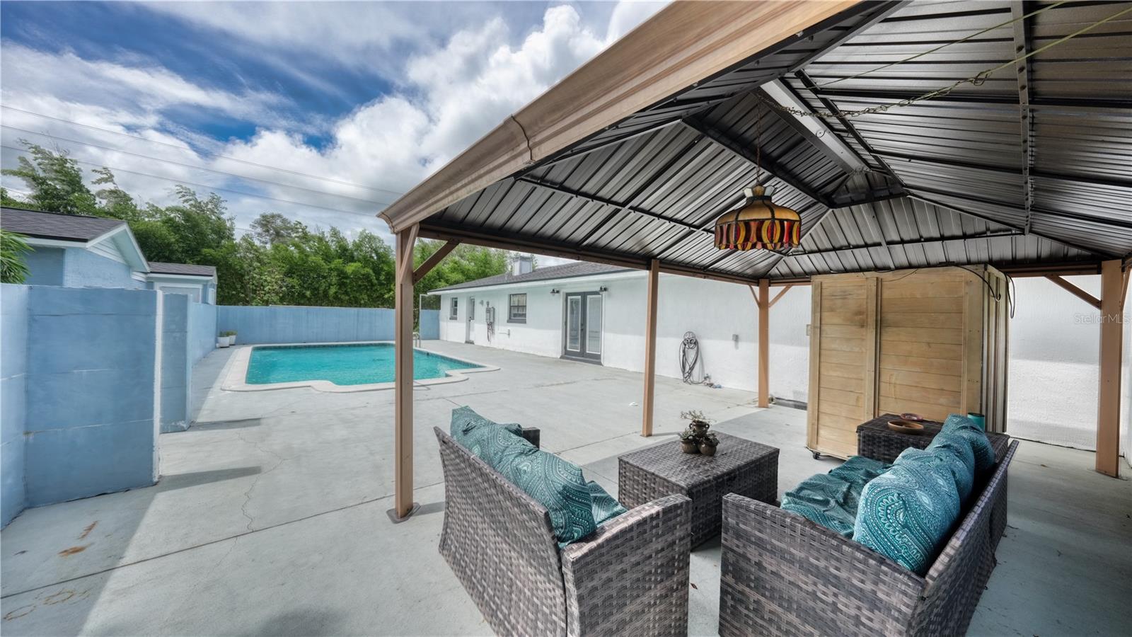 1100 E UNIVERSITY AVE