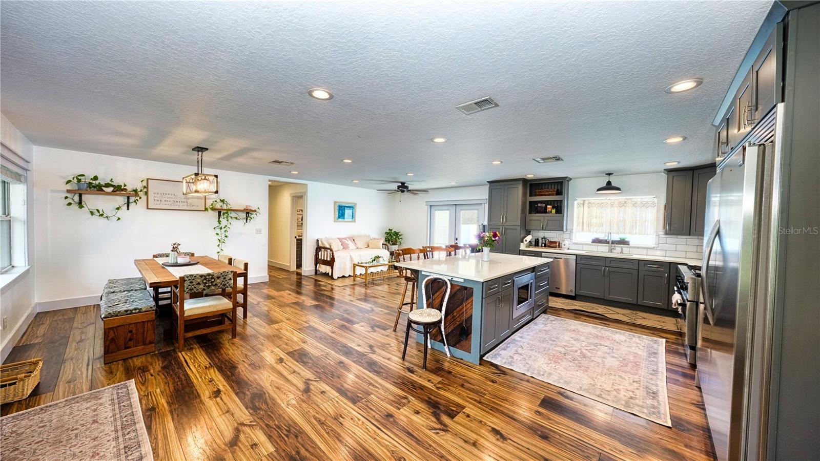 1100 E UNIVERSITY AVE