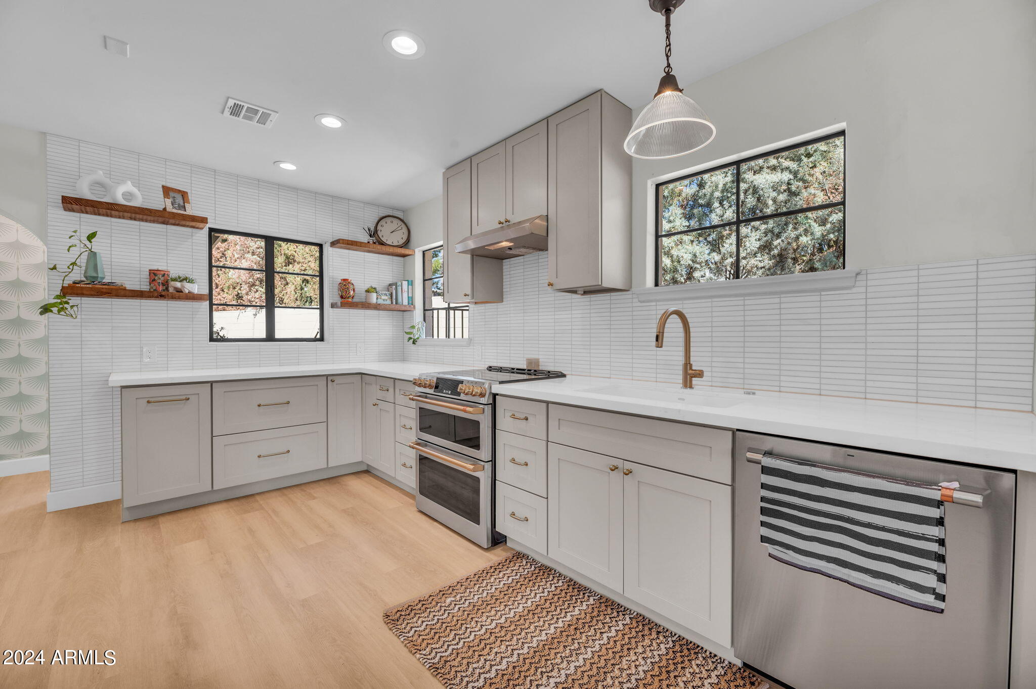 50 E MEDLOCK Drive