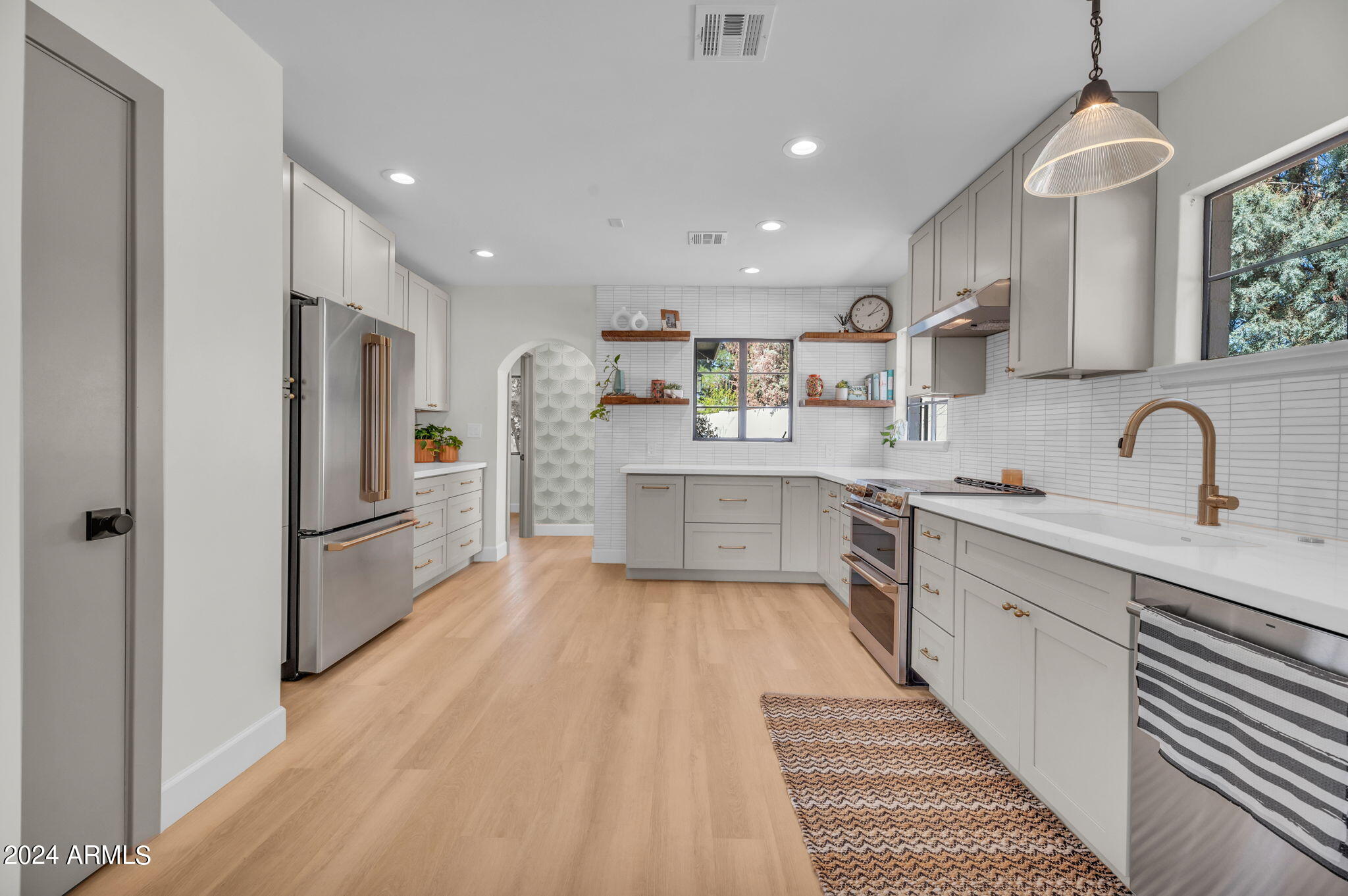 50 E MEDLOCK Drive