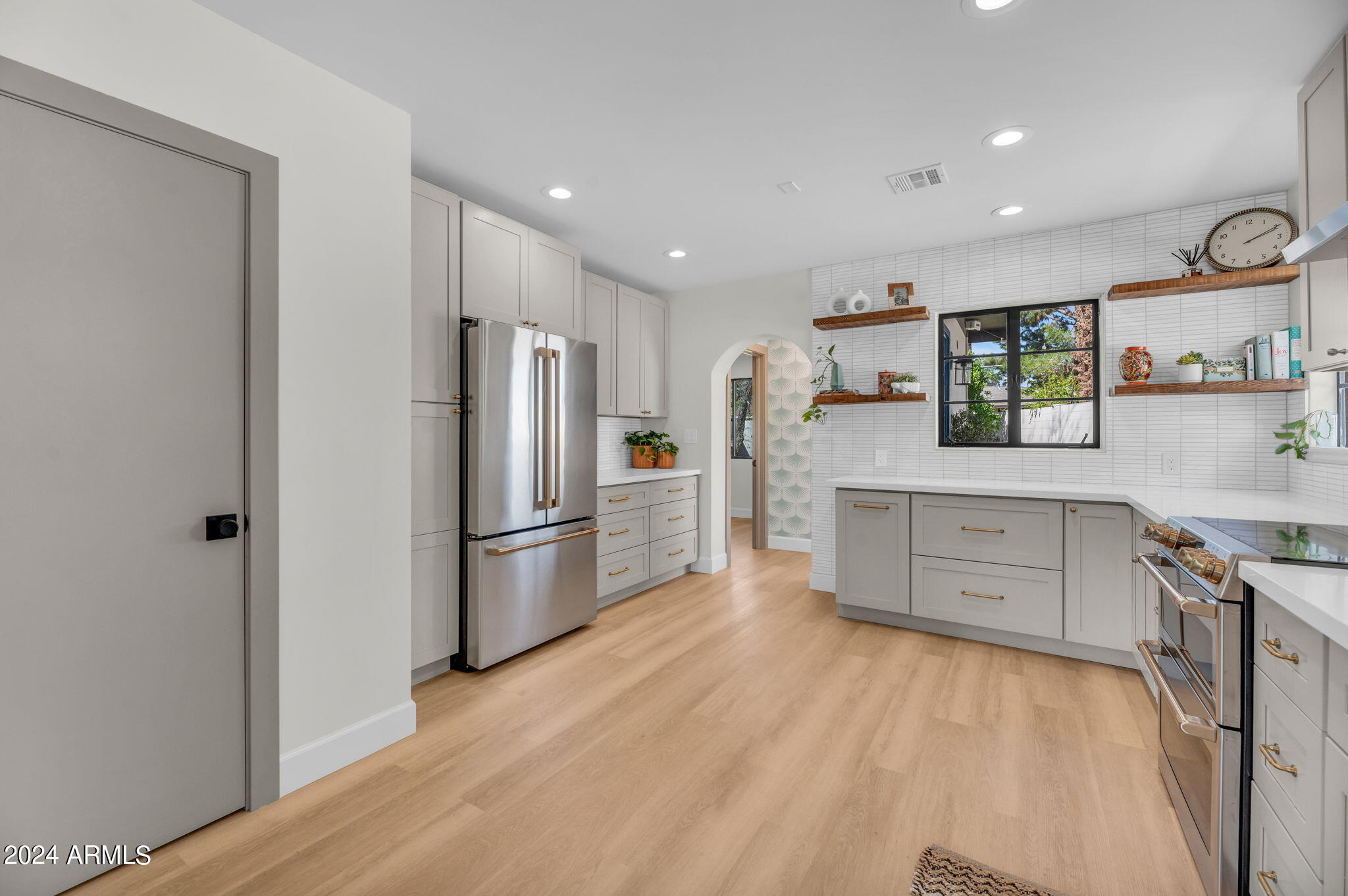 50 E MEDLOCK Drive