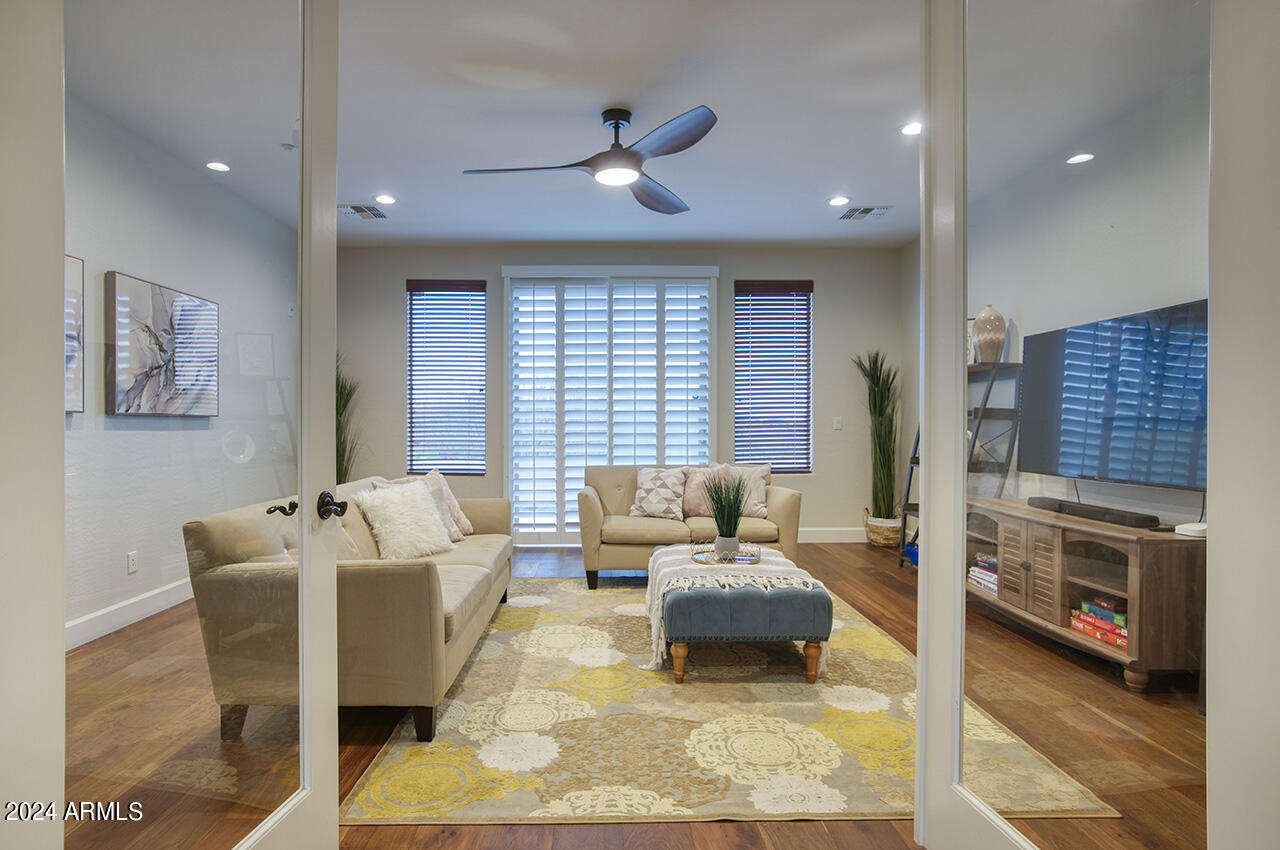 3955 E NAVIGATOR Lane
