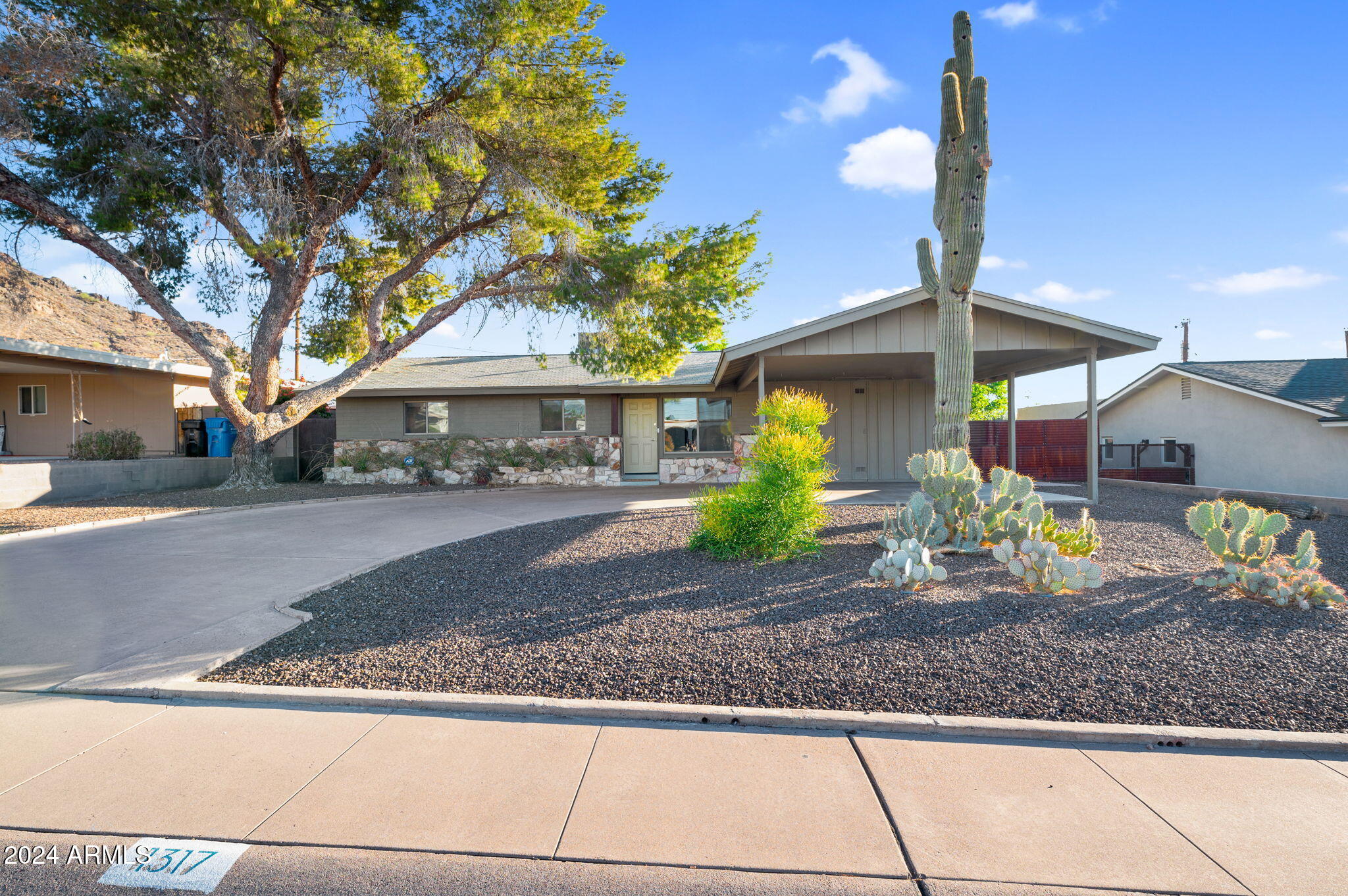 1317 E GOLDEN Lane