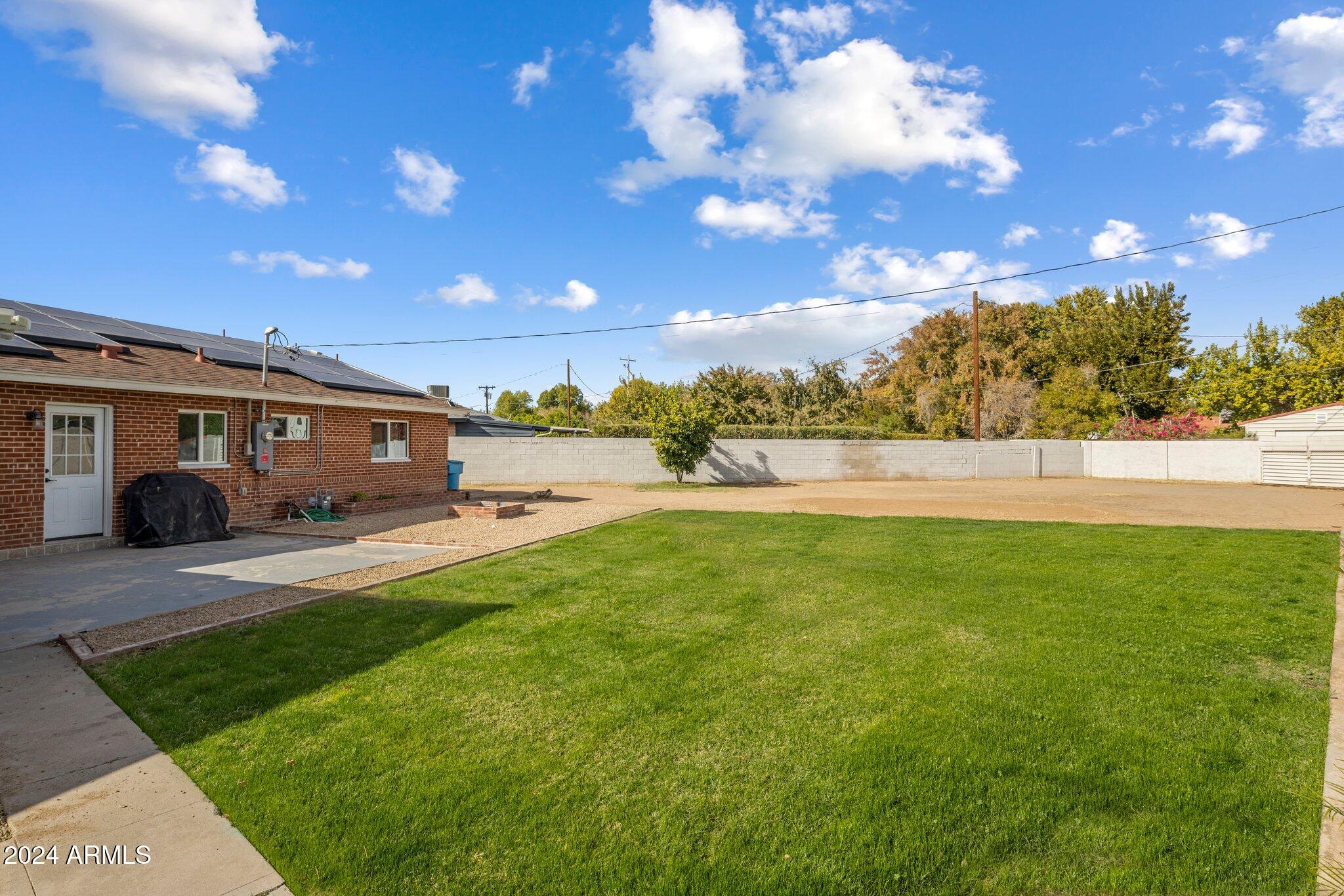 5637 N 8TH Drive