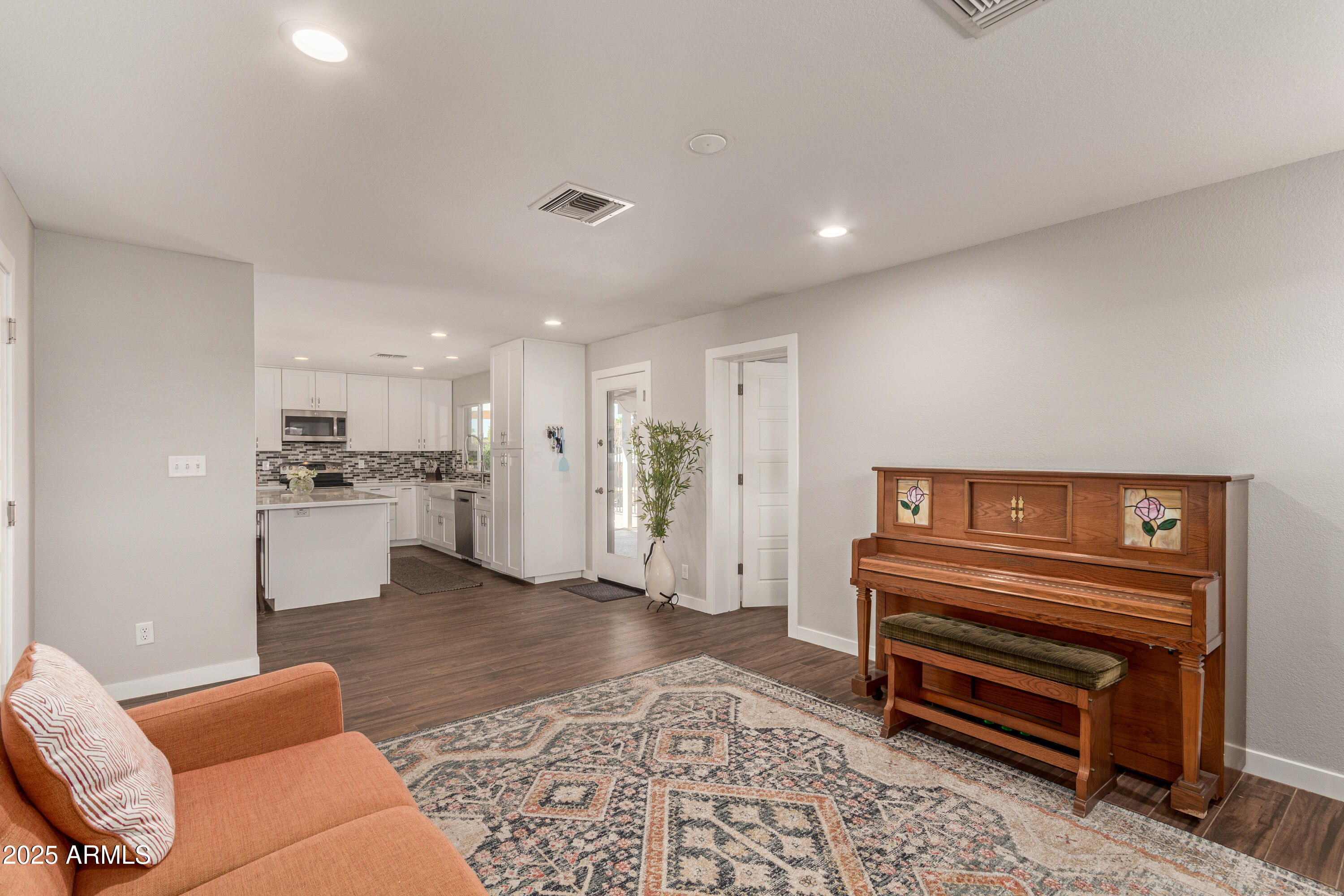 1506 E Gemini Drive