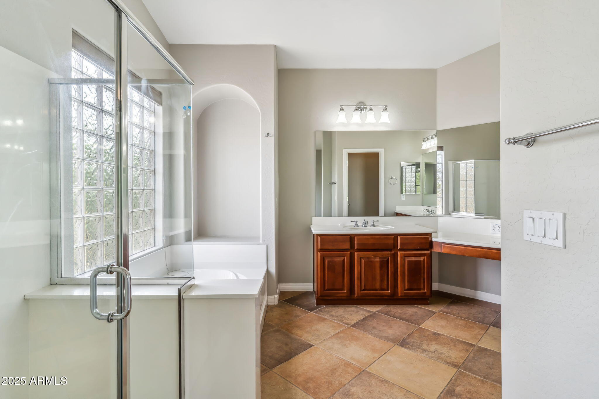 5042 W LARIAT Lane