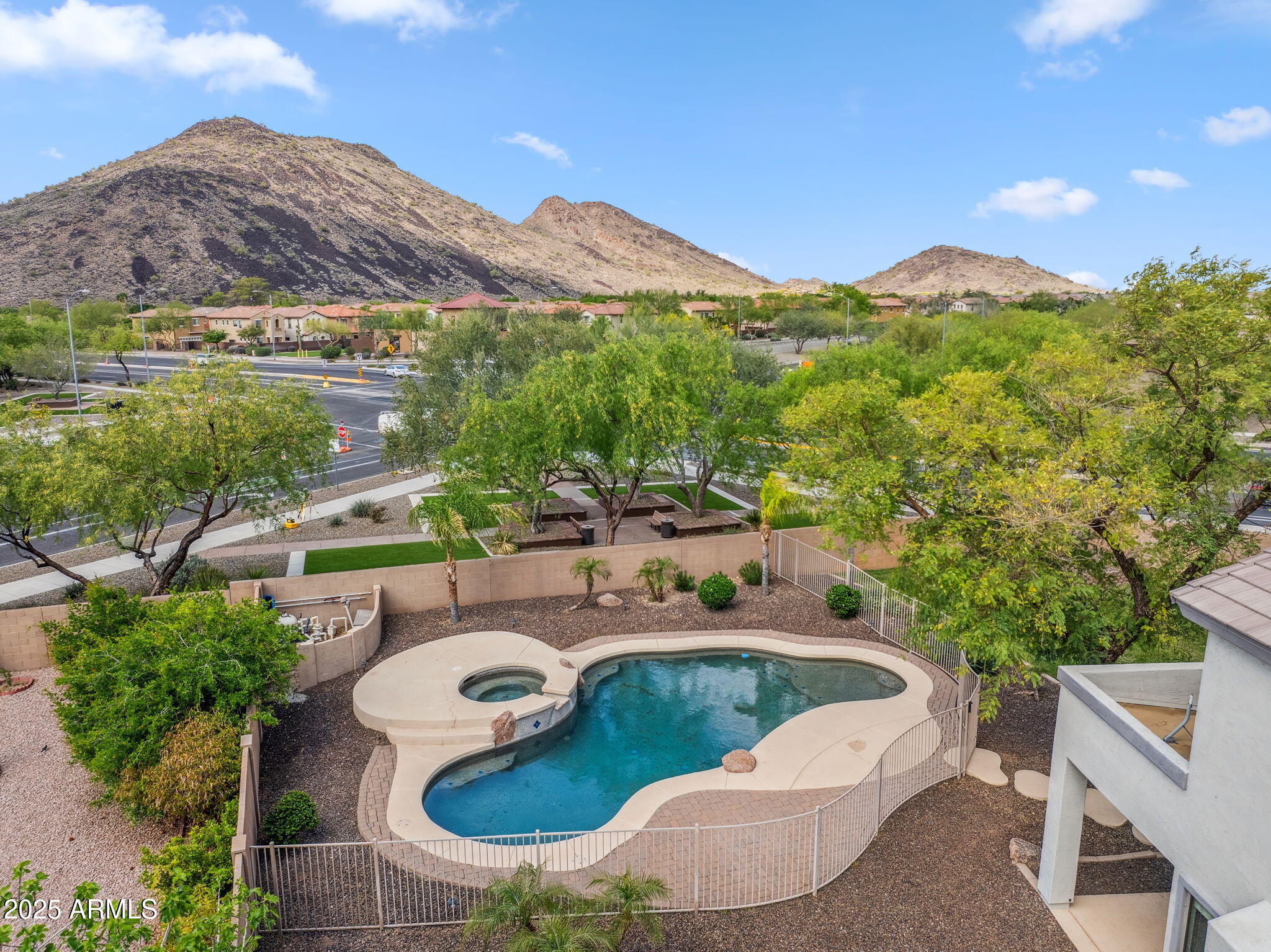 5042 W LARIAT Lane