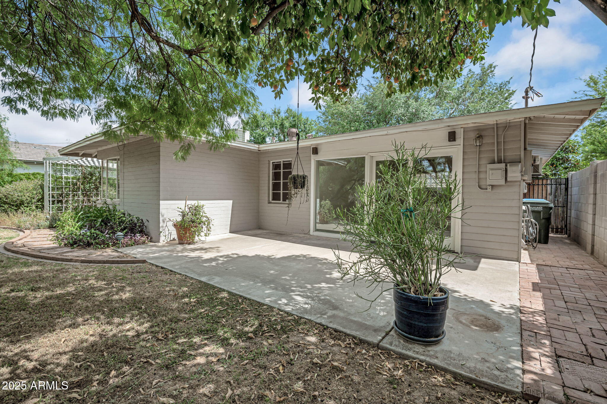 302 E ORANGE Drive