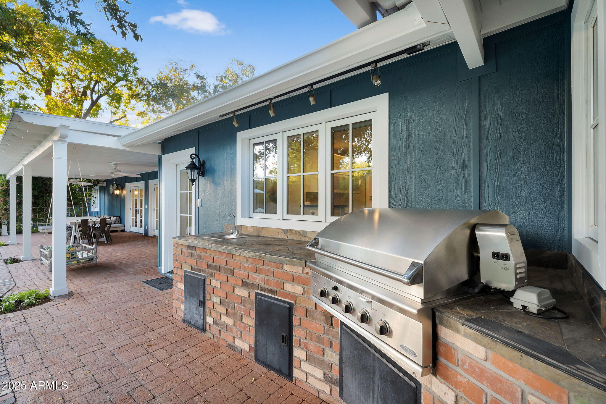 229 W BERRIDGE Lane