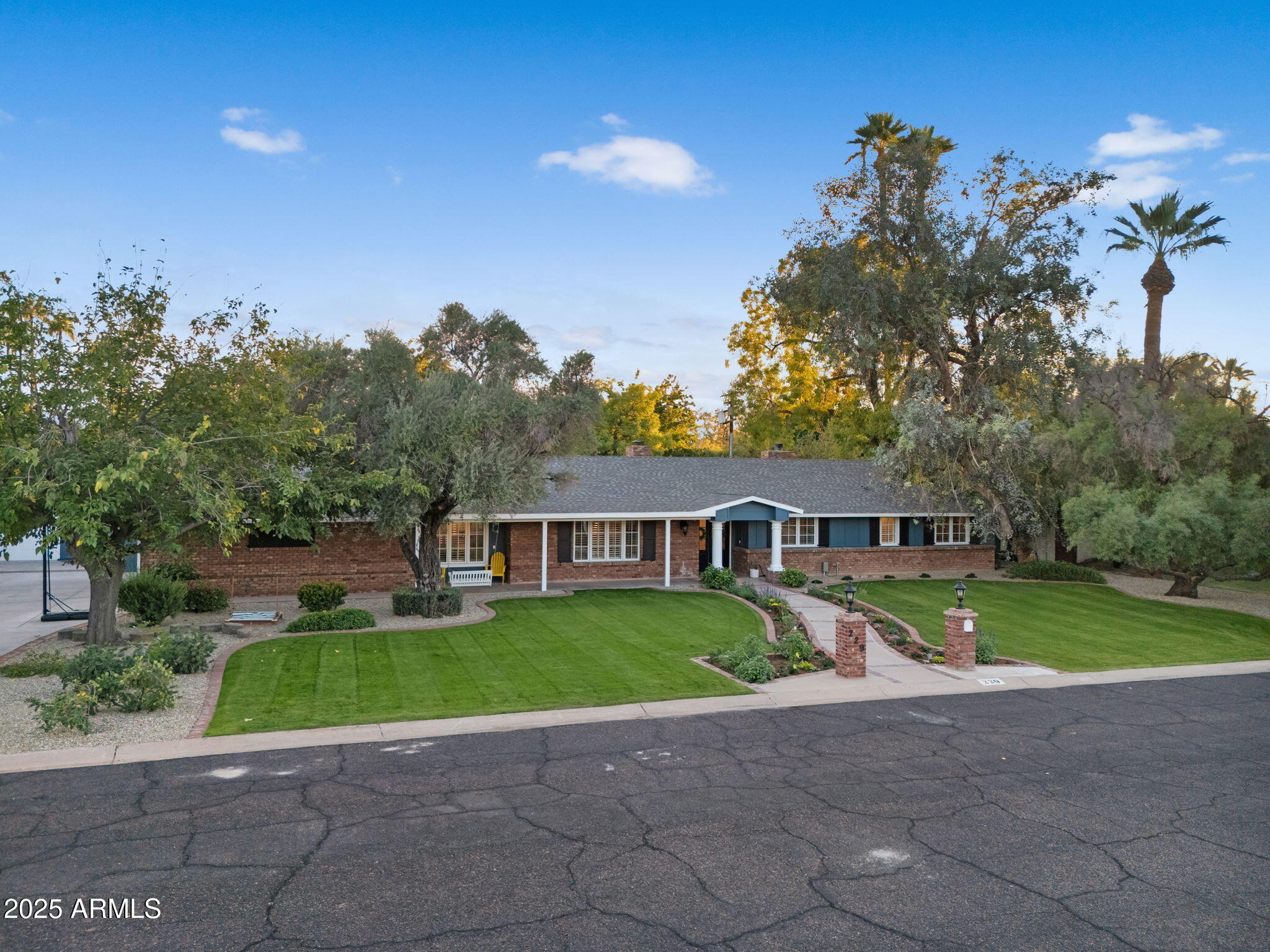 229 W BERRIDGE Lane