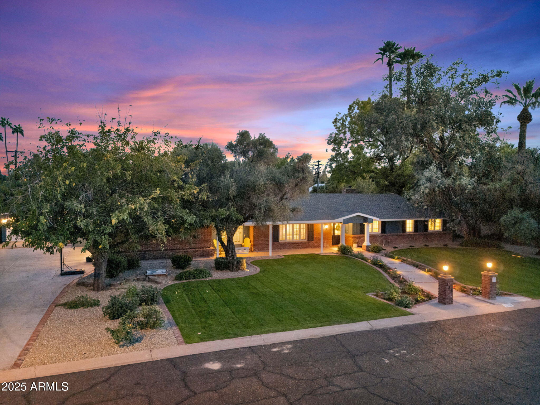 229 W BERRIDGE Lane