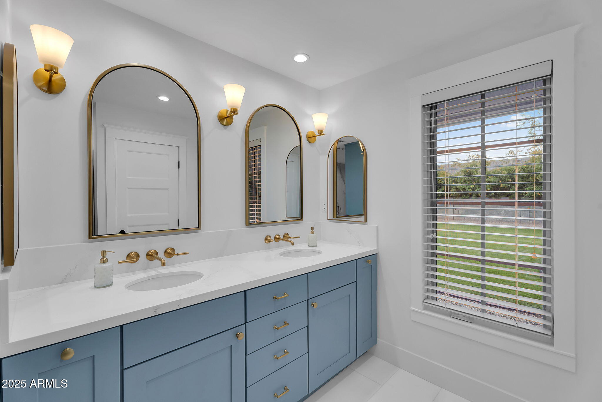 229 W BERRIDGE Lane
