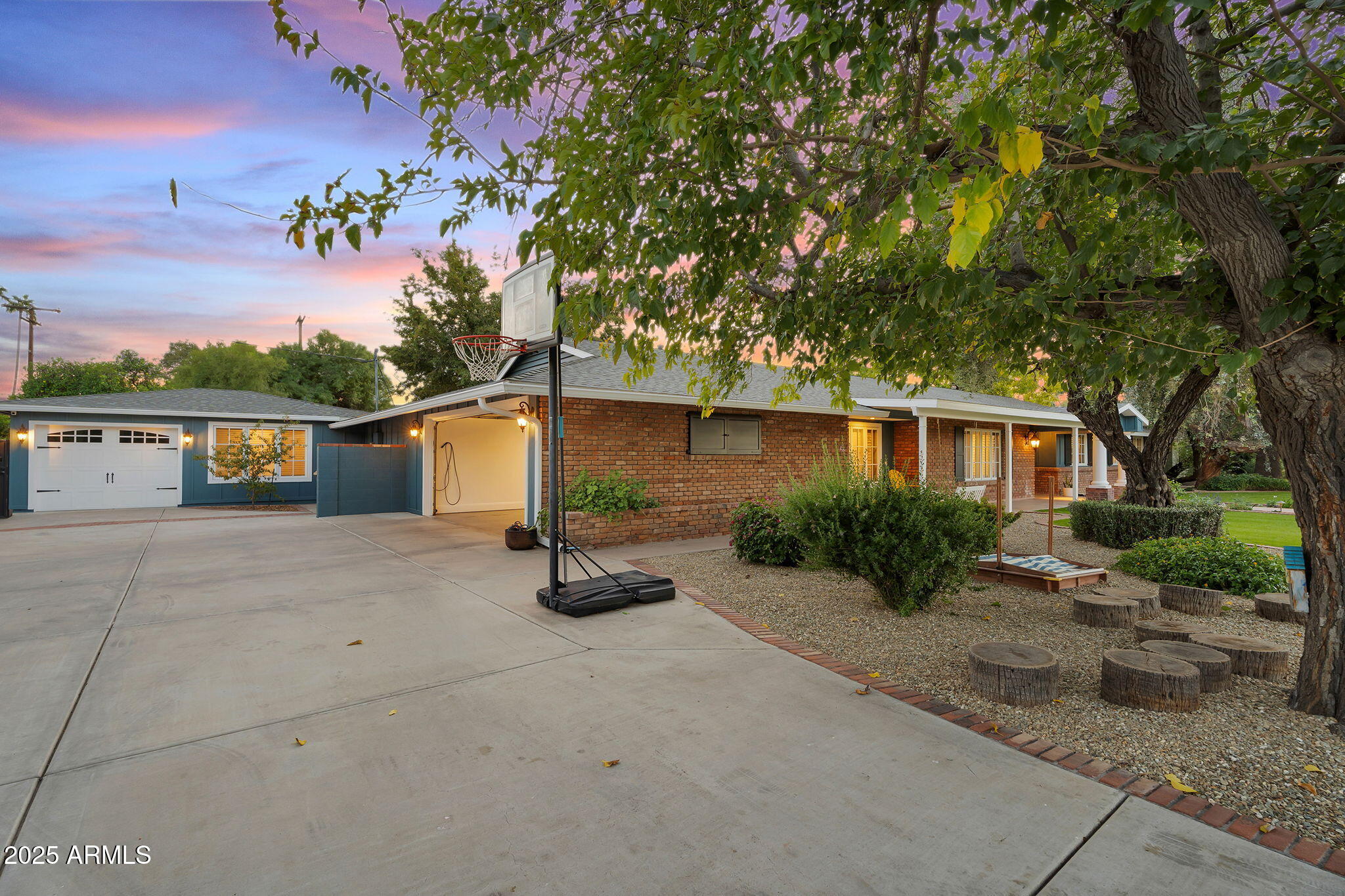 229 W BERRIDGE Lane