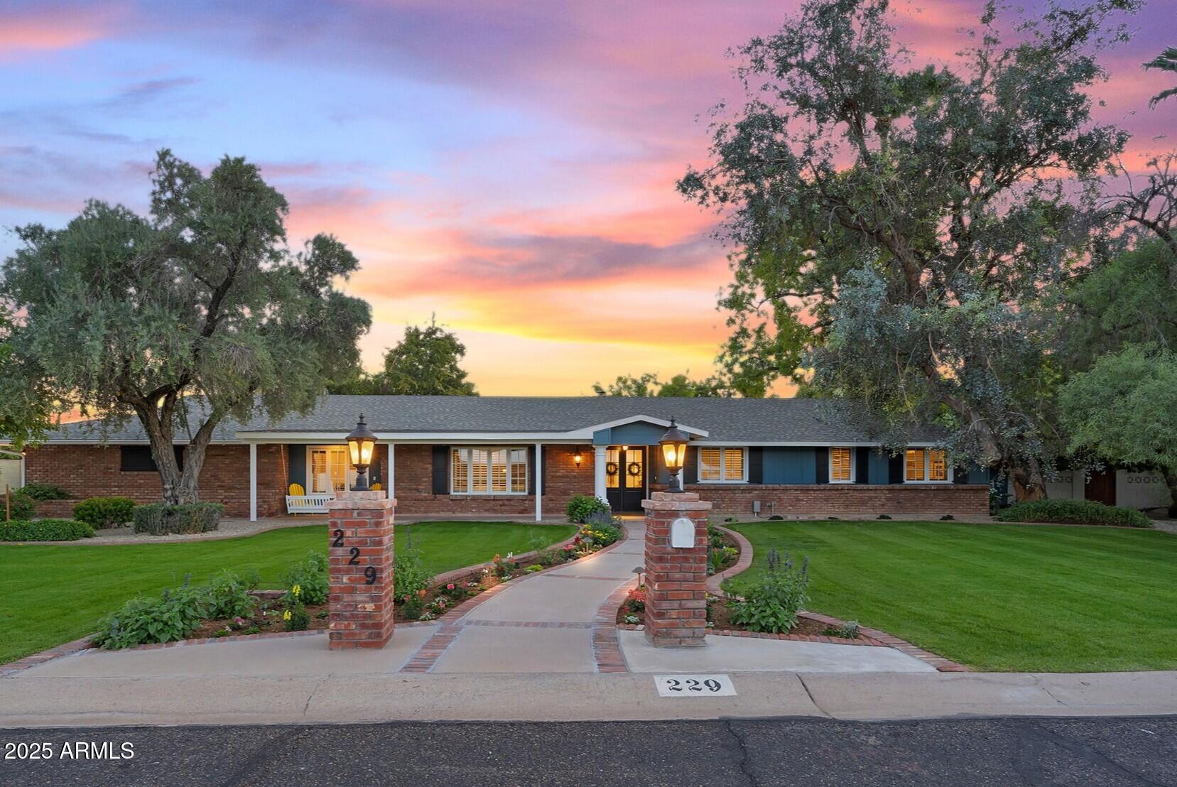 229 W BERRIDGE Lane