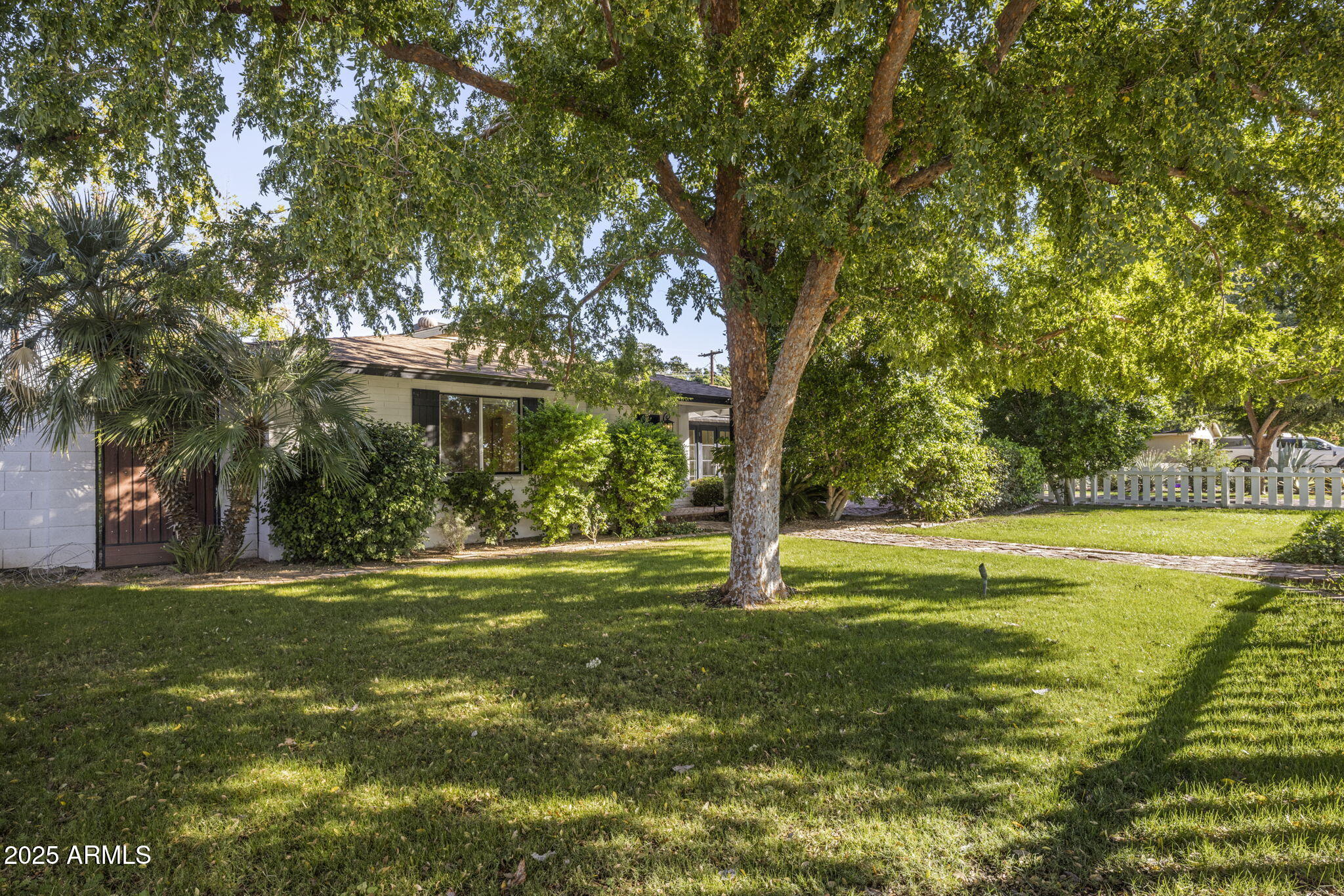 5038 E EARLL Drive