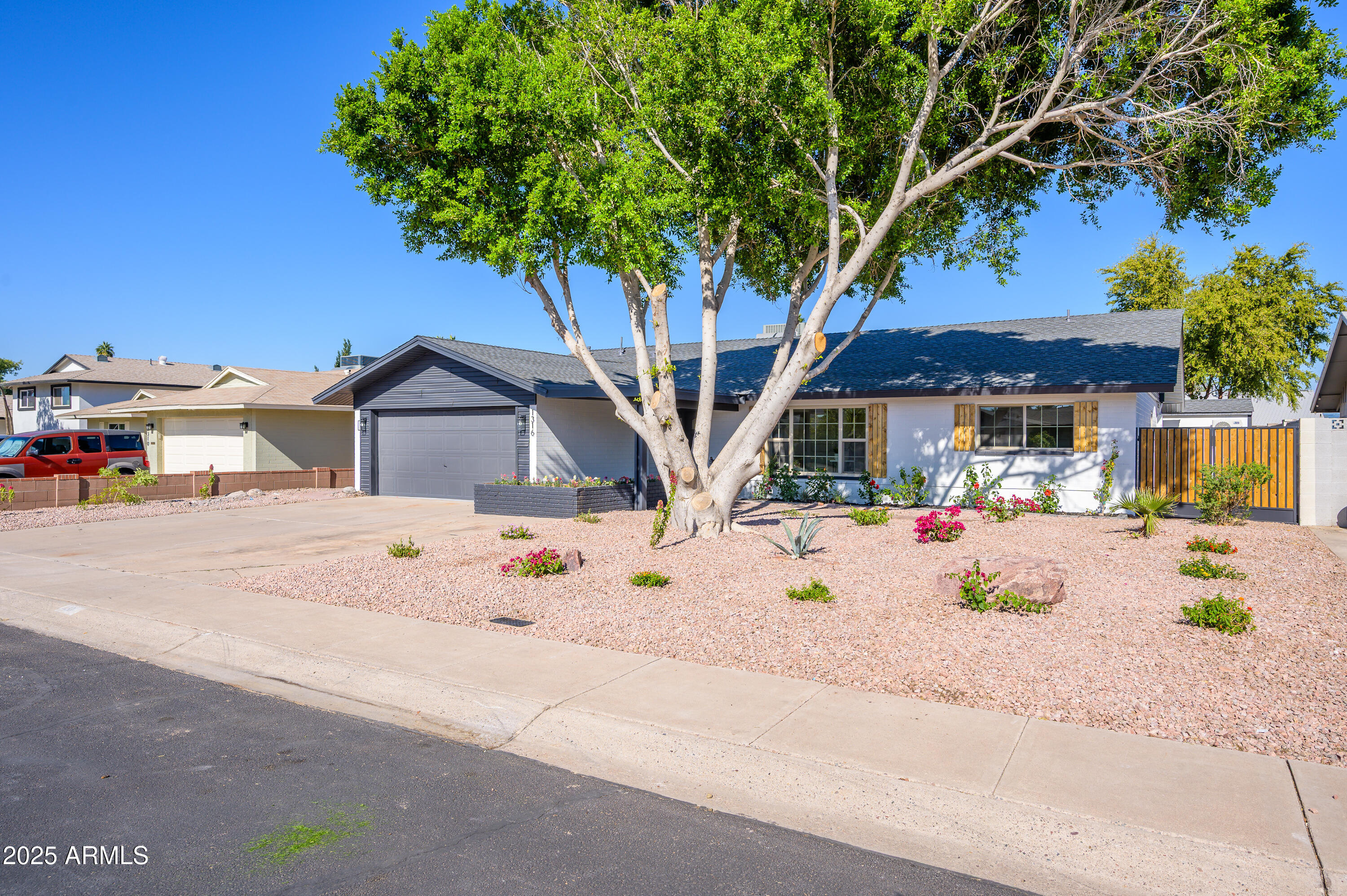 1316 E CARTER Drive