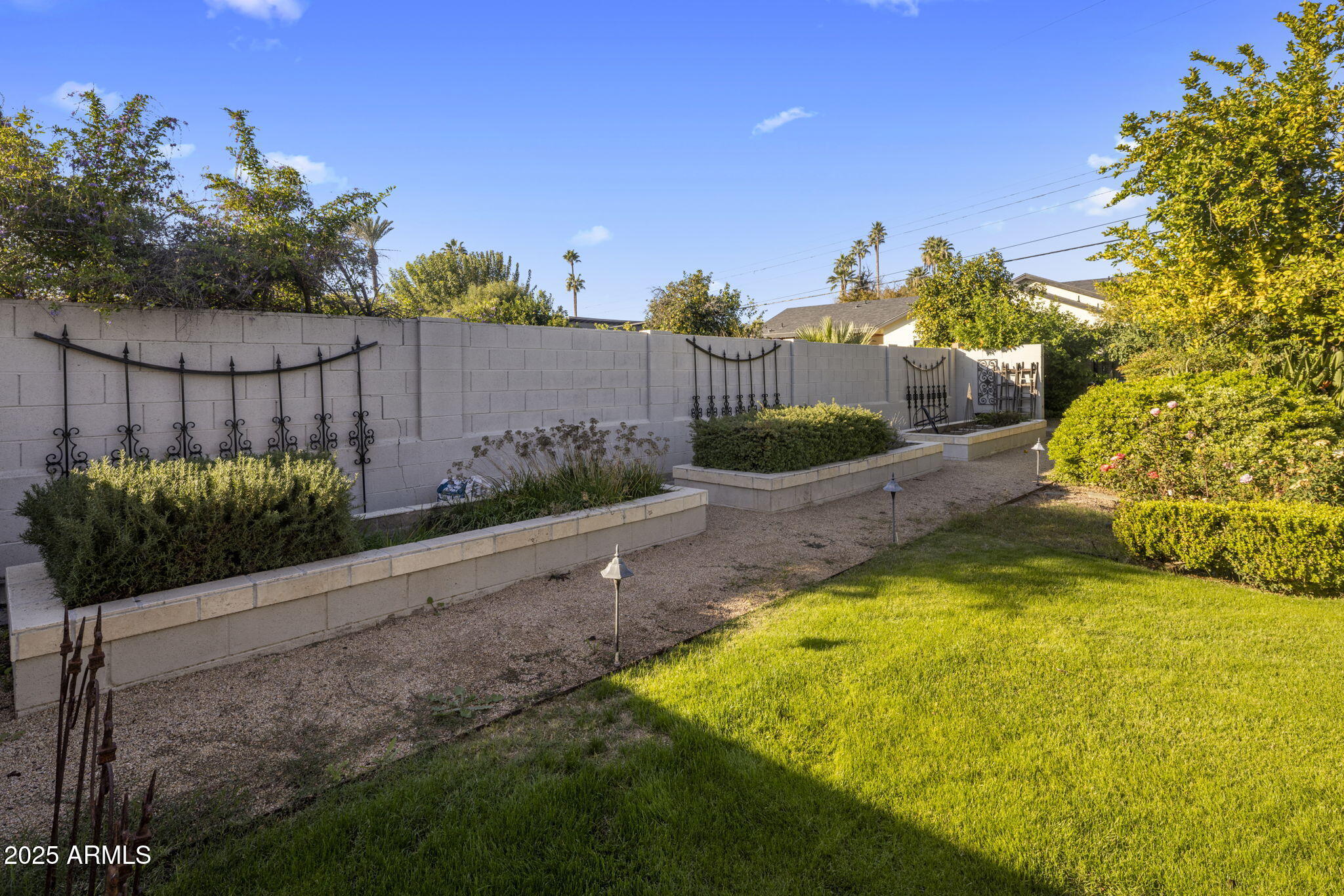 516 W LAWRENCE Road