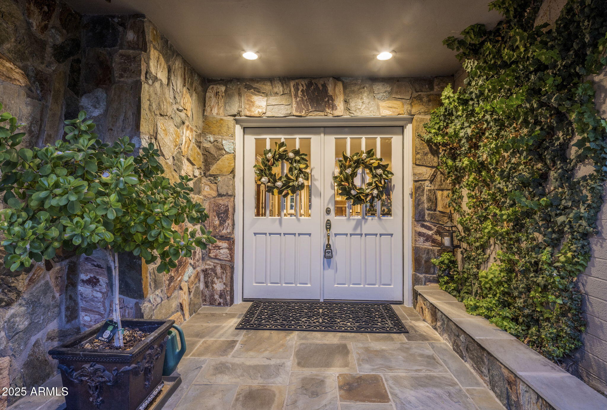 516 W LAWRENCE Road