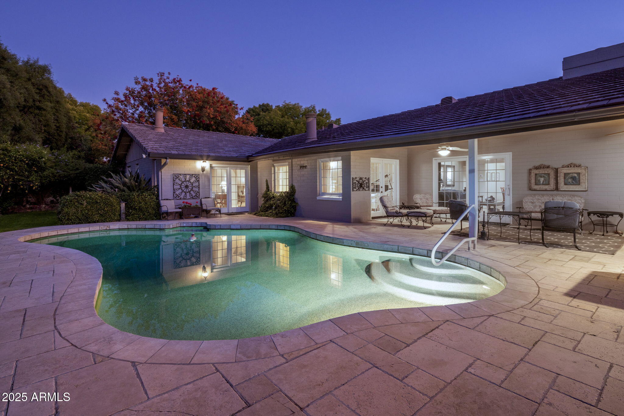 516 W LAWRENCE Road