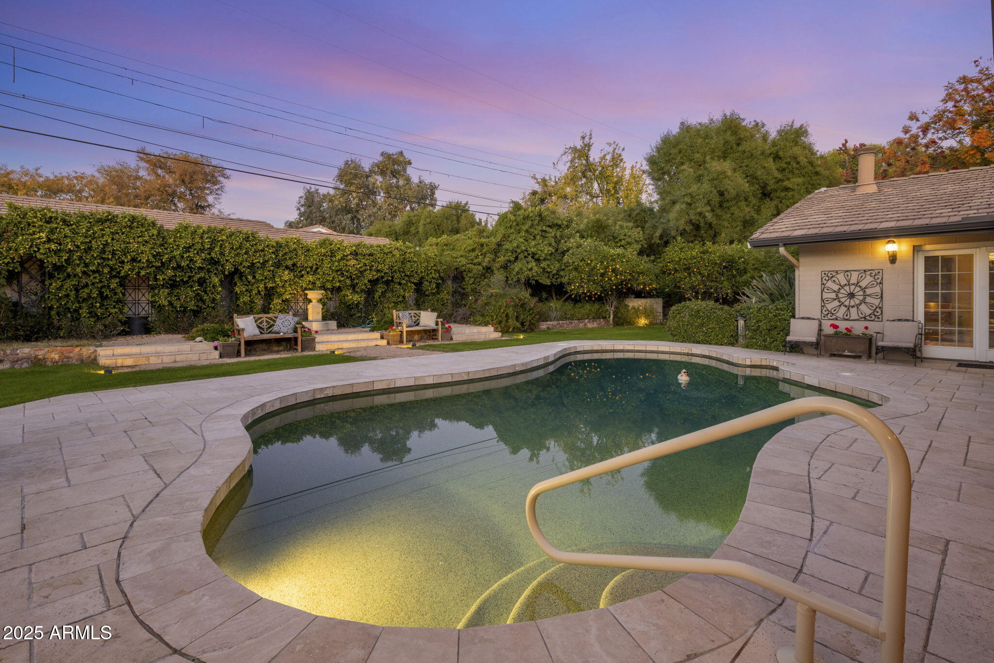 516 W LAWRENCE Road