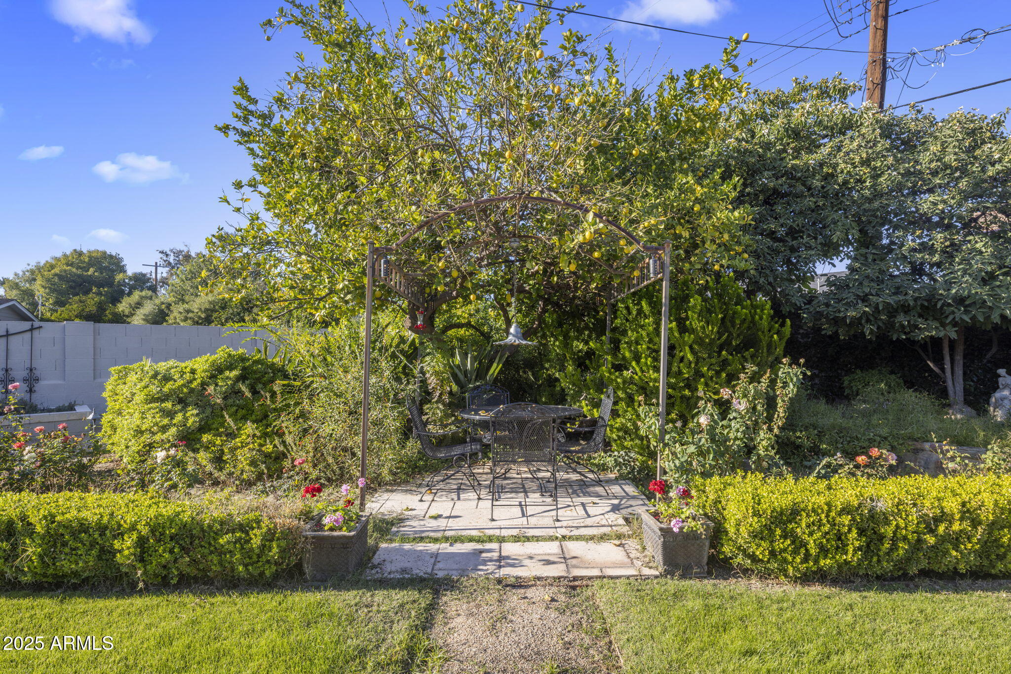 516 W LAWRENCE Road