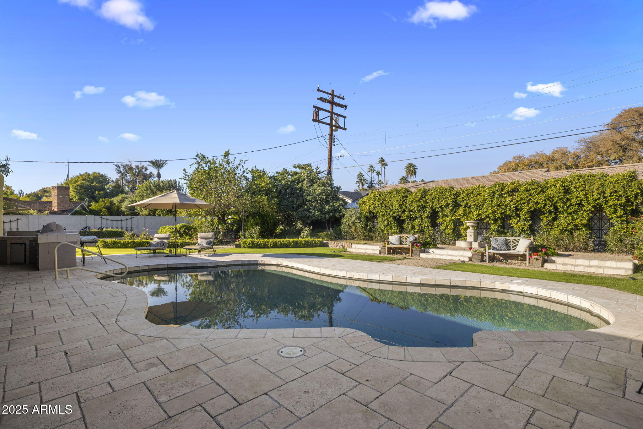516 W LAWRENCE Road
