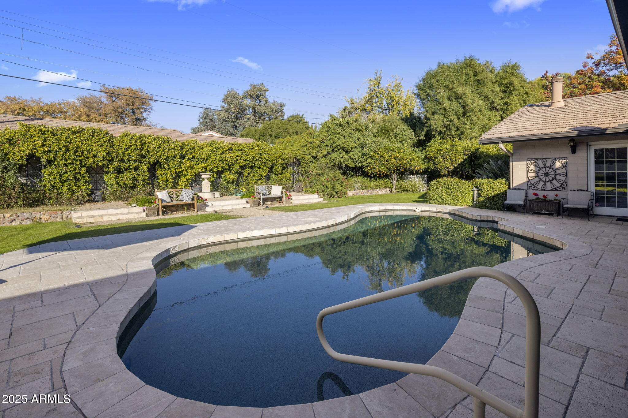 516 W LAWRENCE Road